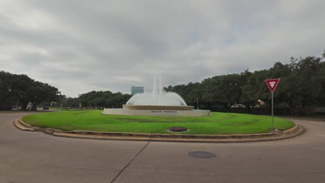 B-roll-De-Mecom-Fountain-En-Houston-En-Una-Mañana-Nublada