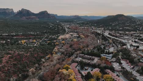 Luftaufnahme-Des-Herbstlaubs-In-Der-Innenstadt-Von-Sedona-Bei-Sonnenuntergang-In-Arizona,-USA