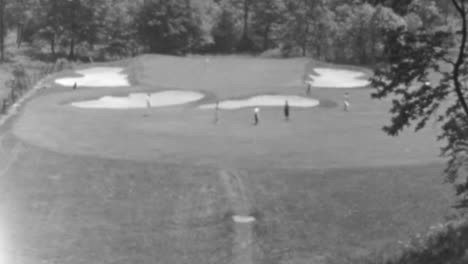 Eine-Gruppe-Golfer-Genießt-Einen-Sonnigen-Tag-Auf-Einem-üppig-Grünen-Golfplatz-Im-New-York-Der-1930er-Jahre
