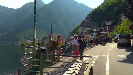 People-Taking-Pictures-from-Most-Famouse-Hallstatt-Photo-Taking-Spot