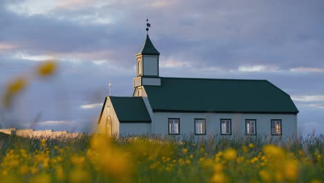 Eine-Ruhige-Kirche-Inmitten-Einer-Wiese-Voller-Gelber-Wildblumen