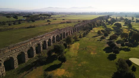 Vista-Aérea-Cinematográfica-Del-Antiguo-Acueducto-Romano-En-Un-Día-Típico-En-Roma,-Italia.
