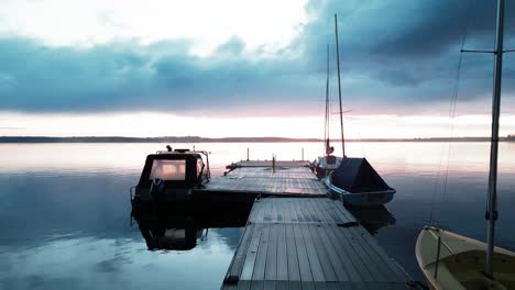 Filmischer-Blick-Auf-Das-Schnellboot-Des-Sees-Bei-Sonnenuntergang-Vor-Dem-Hintergrund-Einer-Wunderschönen-Reflexion-Des-Sonnenlichts-Auf-Dem-Wasser