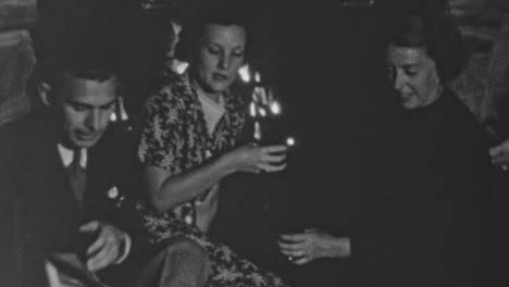 Amigos-Comparten-Una-Velada-Relajada-Junto-A-La-Chimenea-En-Su-Casa-En-Nueva-York-1930