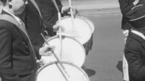 Miembros-De-La-Banda-Vintage-Tocando-Tambores-En-Un-Desfile-En-Nueva-York-En-La-Década-De-1930