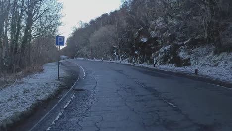 POV-Aufnahme-Entlang-Einer-Verschneiten,-Kurvenreichen-Straße-In-Richtung-Der-Isle-Of-Skye-Im-Winter