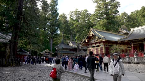 Multitudes-De-Turistas-Japoneses-Visitan-El-Ornamentado-Santuario-Kamjinko-Toshugu-Slo-Mo