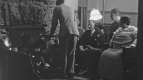 Familiares-Y-Amigos-Reunidos-En-El-Salón-De-La-Ciudad-De-Nueva-York-1930