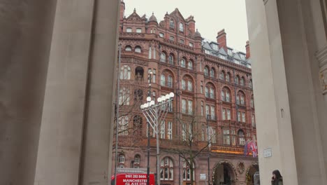 Filmaufnahme-Des-Midland-Hotels-Mit-Einigen-Davor-Geparkten-Fahrrädern-An-Einem-Kalten-Morgen-Im-Januar-In-Manchester,-England