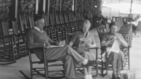 Mujeres-Y-Hombres-Sentados-En-El-Club-De-La-Ciudad-De-Nueva-York-En-1930