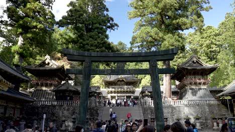 Mittlerer-Torii-Shinto-Gateway-Tourist-Erkundet-Das-Orientalische-Japanische-Toshogu-Erbe