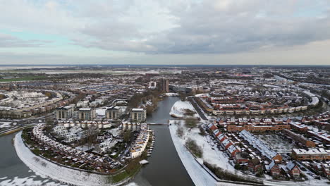 Vista-Aérea-De-Nieve-E-Invierno-En-Amersfoort-Nieuwland,-Países-Bajos