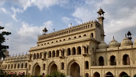 Eingangstor-Zum-Bara-Imambara-In-Lucknow,-Bundesstaat-Uttar-Pradesh,-Indien
