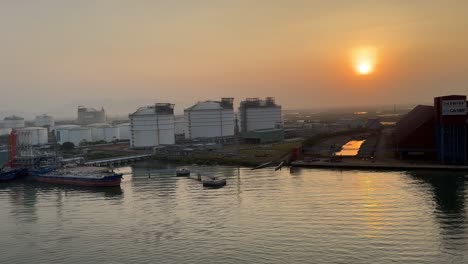 Frachtschiffe-Legen-An-Einem-Ausgewiesenen-Bereich-Vor-Einem-Wunderschönen-Sonnenuntergang-Im-Hafen-Von-Phu-My,-Vietnam-An