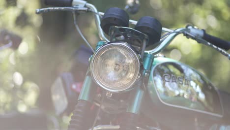 Klassisches-Motorrad-Scheinwerfer--Und-Spiegeldetail