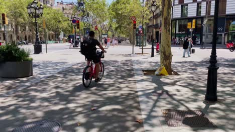 Mann-Auf-Fahrrad-Wartet-Darauf,-Dass-Der-Verkehr-Vorbeifährt-|-Barcelona,-Spanien,-Immersiver-Stadtspaziergang-Durch-überfüllte-Straßen-Im-Gotischen-Viertel,-Europa,-4k