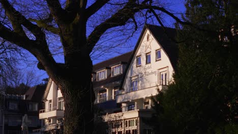 Bilderberg-Hotelfassade-In-Oosterbeek-Niederlande-An-Einem-Wintertag-Mit-Sonnenlicht