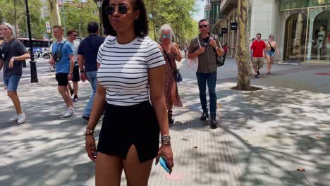 Gruppe-Von-Frauen,-Die-An-Einem-Zebrastreifen-Vorbeikommen-|-Barcelona,-Spanien,-Immersiver-Stadtspaziergang-Durch-überfüllte-Straßen-Im-Gotischen-Viertel,-Europa,-4k