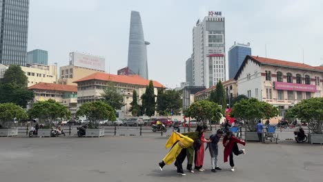 Jugendliche-Vietnamesische-Studenten-Tragen-Traditionelle-Kostüme-„Ao-Dai“-Für-Ihre-Jahrbuchfotos-In-Ho-Chi-Minh-Stadt,-Vietnam