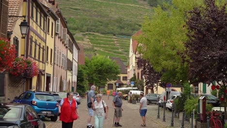 Ältere-Touristen-Gehen-Im-Dorf-Kayserberg-Spazieren