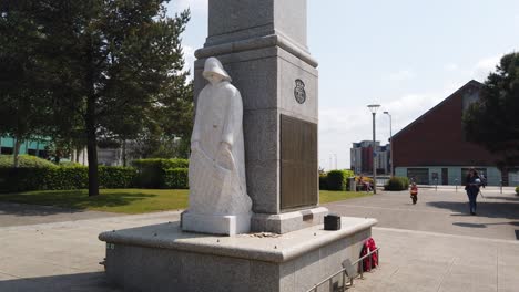 Primer-Plano-Del-Monumento-A-La-Marina-Mercante-De-Swansea-Que-Conmemora-A-Los-Hombres-De-La-Marina-Mercante-Local-Que-Murieron-En-La-Segunda-Guerra-Mundial