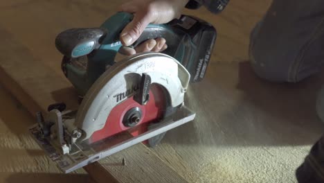 Closeup-Of-Circular-Saw-Cutting-Wood,-Handyman-Home-Renovation