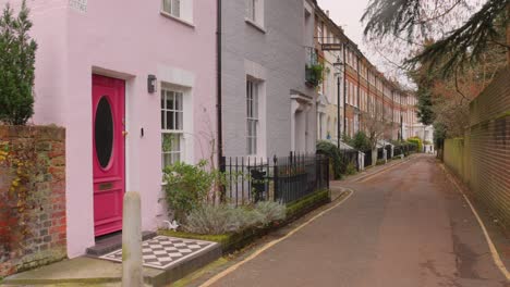 A-picturesque-street-with-houses-with-a-small-front-garden-in-the-Twickenham-district