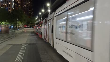 Die-Randwick-Straßenbahn-Verlässt-Nachts-Die-Circular-Quay-Station-Sydney-In-Richtung-George-Street
