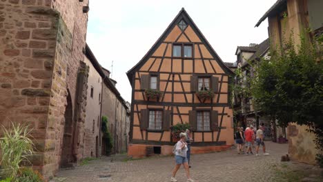 Touristen-Schätzen-Das-Alte-Dorf-Riquewihr-In-Ostfrankreich-Wegen-Seiner-Wunderschönen-Weinberge-Und-Majestätischen-Fachwerkhäuser