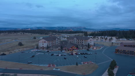 The-Best-Western-Plus-Ruby-Inn-Hotel-in-Bryce-Canyon-City,-drone-approach-during-evening-blue-hour