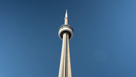 Motion-Of-Clouds-Moving-By-Cn-Tower-In-Toronto,-Timelapse