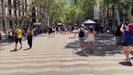 Gente-Caminando-Por-La-Acera-Grande-En-El-Barrio-Gótico-|-Barcelona,-España,-Ciudad-Inmersiva,-Paseo-Por-Calles-Concurridas-En-El-Barrio-Gótico,-Europa,-4k
