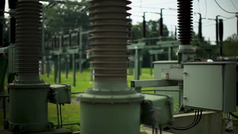 Elektriker-In-Warnweste-Inspiziert-Tagsüber-Die-Ausrüstung-Im-Kraftwerk