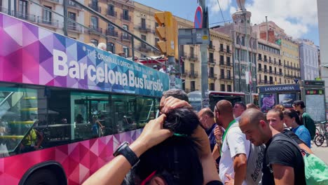 Grandes-Autobuses-Turísticos-Pasan-Multitud-De-Personas-En-Verano-|-Barcelona,-España,-Ciudad-Inmersiva,-Paseo-Por-Calles-Concurridas-En-El-Barrio-Gótico,-Europa,-4k