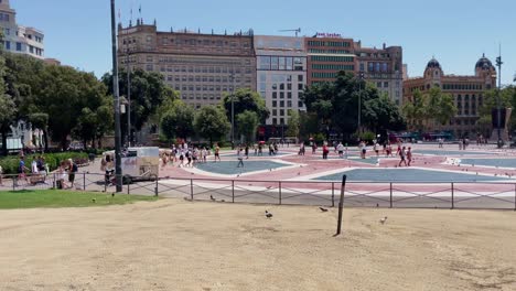 Große-Menschenmenge-Im-Park-Im-Stadtzentrum-In-Der-Nähe-Von-Statuen-|-Barcelona,-Spanien,-Immersiver-Stadtspaziergang-Durch-überfüllte-Straßen-Im-Gotischen-Viertel,-Europa,-4k
