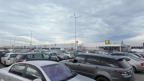 Vista-Del-Concurrido-Estacionamiento-De-Jumbo-Plaza-En-Las-Afueras-De-La-Ciudad.