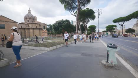 Crowds-Of-People-Walking-Downtown-Near-Ancient-Ruins-|-Rome-Immersive-POV:-Moving-In-Busy-Streets-to-Chiesa-Santi-Luca-e-Martina,-Italy,-Europe,-Walking,-Shaky,-4K