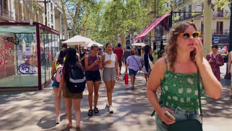 Weibliche-Reisende-Mit-Rucksäcken,-Die-In-Geschäftigen-Menschenmengen-Laufen-|-Barcelona,-Spanien,-Immersiver-Stadtspaziergang-Durch-überfüllte-Straßen-Im-Gotischen-Viertel,-Europa,-4k