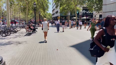 Paseo-Lleno-De-Gente-En-El-Centro-De-La-Ciudad-|-Barcelona,-España,-Ciudad-Inmersiva,-Paseo-Por-Calles-Concurridas-En-El-Barrio-Gótico,-Europa,-4k