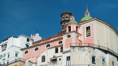 Die-Farbenfrohen-Kuppeltürme-Und-Dächer-Der-Alten-Kirche-St.-Maria-Maddalena-Im-Kleinen-Dorf-Atrani-An-Der-Amalfiküste-In-Italien