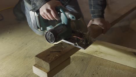 Carpenter-Cutting-Wood-Plank-With-Power-Saw,-Home-Renovation