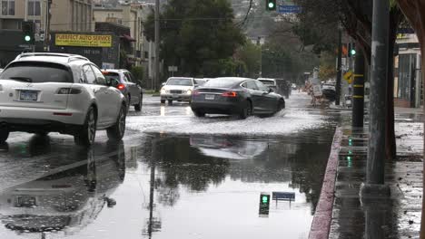 Straßen-überschwemmen-Bei-Starken-Regenfällen