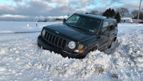 Jeep-Cherokee-SUV-Fahrzeug-Steckte-In-Tiefen-Schneesturm-Schneeverwehungen-Fest