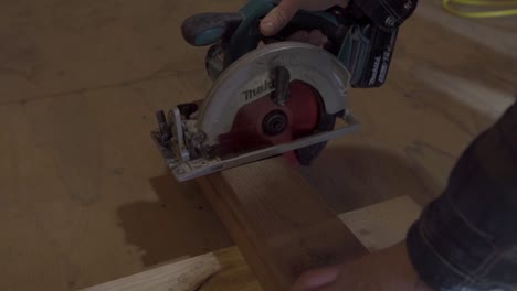 Carpenter-Cutting-Wood-With-Makita-Circular-Saw