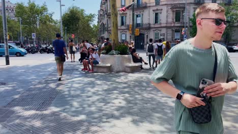 Frauen-Winken-Dem-Bildschirm-Zu,-Während-Menschen-Gehen-|-Barcelona,-Spanien,-Immersiver-Stadtspaziergang-Durch-überfüllte-Straßen-Im-Gotischen-Viertel,-Europa,-4k