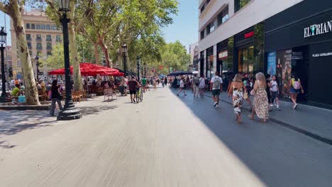 Hombre-En-Mochila-Caminando-Cerca-De-Mujeres-En-Calles-Concurridas-|-Barcelona,-España,-Ciudad-Inmersiva,-Paseo-Por-Calles-Concurridas-En-El-Barrio-Gótico,-Europa,-4k