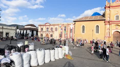 Aufnahme-Des-Hauptplatzes-Von-San-Cristobal-De-Las-Casas-Mit-Einheimischen-Straßenverkäufern