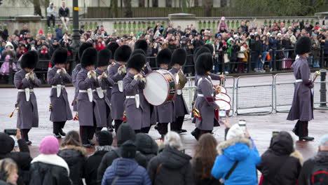 Drums-of-Kings-Guard-Parade-to-Buckingham-Palace,-Tourist-Watching-Changing-of-the-Guard