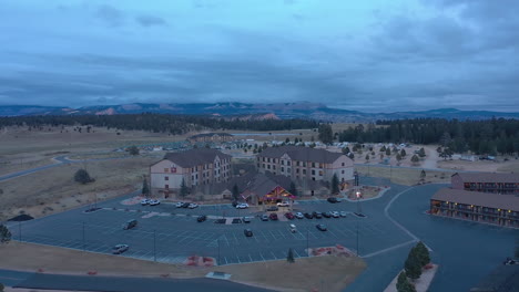Best-Western-Hotel-in-Bryce-Canyon-City,-Utah,-aerial-backwards-shot