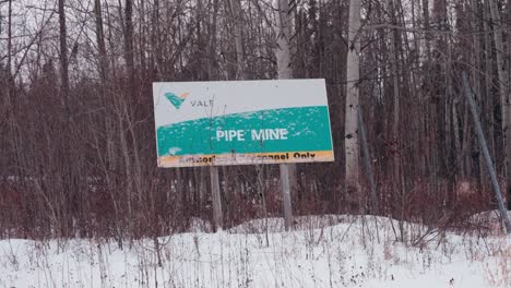 Ein-Gelb-blau-weißes-Autobahn-Reklameschild-Für-Die-Ausfahrt-„Vale-Pipe-Mine-Employee-Road“-In-Der-Nähe-Von-Thompson-Manitoba-Im-Norden-Kanadas